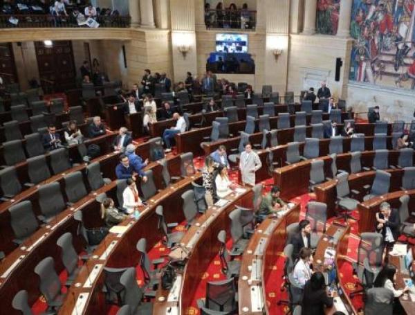 Congresistas sesionan el el Salón Elíptico del Capitolio Nacional.