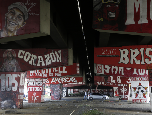 La comunidad vuelve a pedir el sector conocido como "Villa Diablo", un sector del nororiente de Cali donde se reúne la barra de Barón Rojo Sur del América de Cali, luego que anoche, hinchas escarlatas fueron atacados con armas traumáticas desde un vehículo, cuando estaban reunidos en la cancha del b/Acacias, lo que provocó temor en la comunidad y en quienes transitaban a pie y en vehículos. En la noche, hinchas del Deportivo Cali, hicieron caravana en motos y llegaron hasta el estadio Pascual Guerrero para exhibir un trapo robado a hinchas del América. Autoridades están preocupadas y en máxima alerta por el clásico de este viernes 8:15p.m. en el estadio de Palmaseca