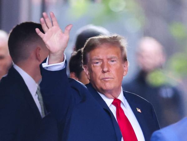 El expresidente Donald Trump saluda a sus seguidores antes de partir rumbo hacia el tribunal en Manhattan.