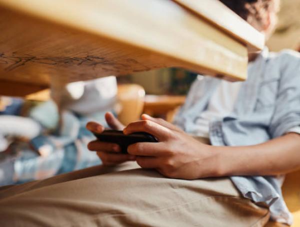 ¿Llegó la hora de revaluar el uso de celulares y redes sociales en colegios?