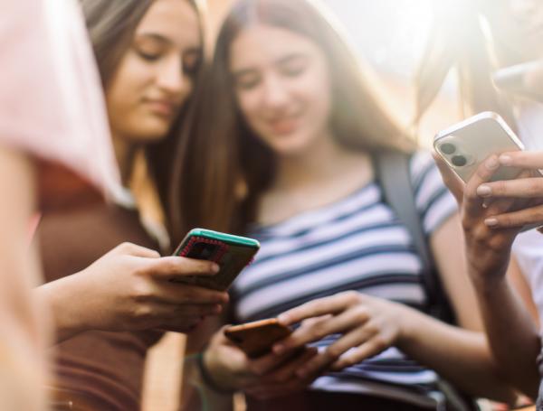 Uso de celulares en entornos escolares.