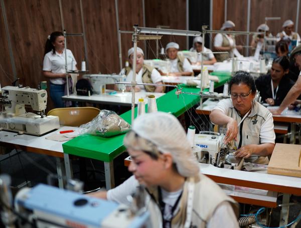 Bogotá. 7 de mayo de 2024. En el pabellón 6 de Corferias se está llevando a cabo Createx, Salón de la Industria Textil para la Confección, dónde diferentes empresarios nacionales y de la región, comparten sus sistemas en un ecosistema de la moda. Está feria se desarrollara desde el 7 al 9 de mayo. Foto: Sergio Acero Yate / El Tiempo.