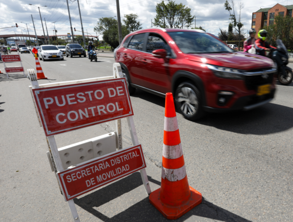 Bogotá 12 de mayo 2024. 
Autoridades de tránsito, realizan controles durante el pico y placa regional a la altura del Puente de Guadua al occidente de la capital. Desde las 12pm hasta las 4:00 p.m, solo podrán circular los vehículos de placa Par. De 4 p.m a 8 p.m podrán ingresar los vehículos de placa Impar.