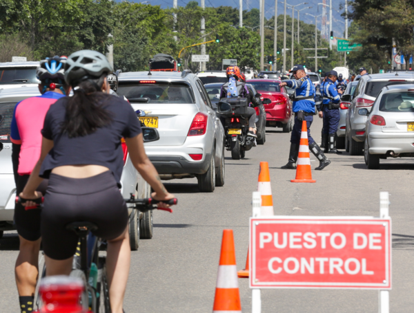 Bogotá 12 de mayo 2024. 
Autoridades de tránsito, realizan controles durante el pico y placa regional a la altura del Puente de Guadua al occidente de la capital. Desde las 12pm hasta las 4:00 p.m, solo podrán circular los vehículos de placa Par. De 4 p.m a 8 p.m podrán ingresar los vehículos de placa Impar.