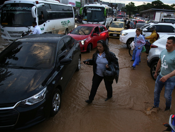 Cali, Colombia 15 mayo 2024 Grave emergencia en el norte y centro de Cali por fuertes lluvias que colapsaron las vías, provocando inundaciones, caída de árboles y que cientos de vehículos quedaran atrapados en las aguas.