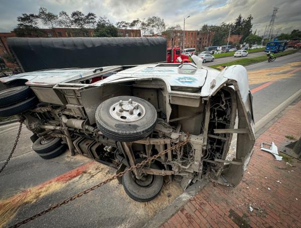 Bus pierde el control por esquivar a un ciclista en la avenida Boyacá con 22, a esta hora se presenta un fuerte trancon de carros sentido norte sur. Bogotá 12 de junio del 2024. Foto MAURICIO MORENO CEET EL TIEMPO @mauriciomorenofoto