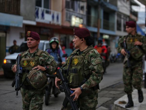 Cali Colombia 16 de junio de 2024 En cumplimiento del compromiso con los jamundeños, este fin de semana se puso en marcha una Caravana de Seguridad como parte de la estrategia liderada por la Gobernación del Valle del Cauca, la Policía Nacional, el Ejército y el Gaula, para garantizar la tranquilidad en el territorio. Con la presencia de 132 policías de diferentes especialidades, así como soldados del Batallón Pichincha y unidades de tránsito se adelantan controles en diferentes sectores del municipio. Fotos Santiago Saldarriaga Quintero / EL TIEMPO