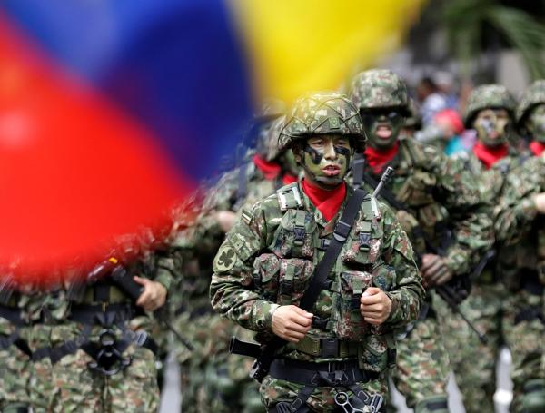 Durante tres kilómetros los habitantes y turistas en Cali disfrutaron el desfile militar en conmemoración de los 214 años del grito de independencia de Colombia que inició en la Plazoleta Jairo Varela y terminó en el sector de Chipichape.
