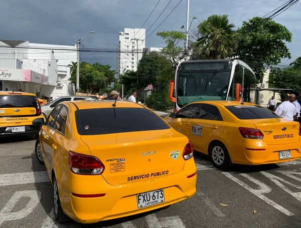 Taxistas bloquean la calle 70 de Crespo en Cartagena, hasta Transcaribe tuvo que desviar