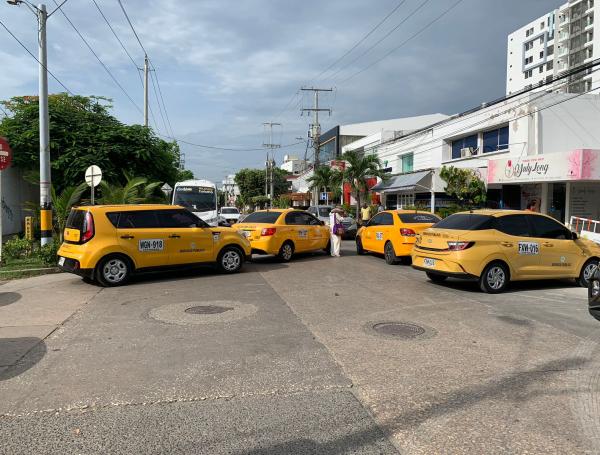Taxistas bloquean la calle 70 de Crespo en Cartagena, hasta Transcaribe tuvo que desviar
