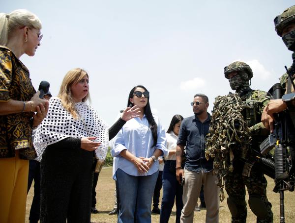 La gobernadora del Valle con funcionarios y las tropas, mostrando los equipo antidrones.