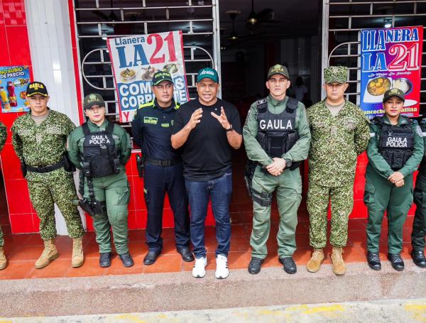 El alcalde de Sincelejo Yahir Acuña acompañado de las autoridades militares del municipio.