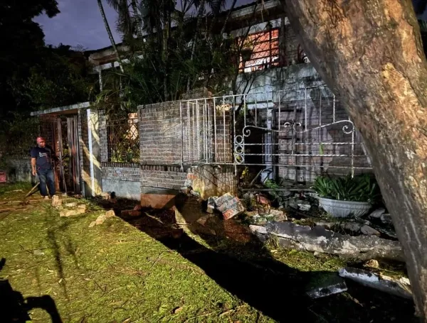 Así quedó la casa de los papás del exalcalde Andrés Felipe Ramírez por la explosión de una granada en Jamundí.