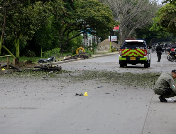 Cali, Colombia 08 noviembre 2024
Dos atentados terroristas, en menos de 10 horas, sacudieron la tranquilidad de los habitantes de Jamundí en el Valle del Cauca. El último se presentó a pocas cuadras del Hospital Piloto, donde una motobomba, al paso de una patrulla de la Policía, dejó 15 personas heridas y decenas de viviendas afectadas. La noche anterior otro artefacto explotó en el barrio Ciro Velasco dejando una mujer herida. La alcaldesa del municipio le sigue insistiendo al Gobierno Nacional que la escuche y aumente la capacidad tecnológica, ya que hace muchos meses vienen pidiendo cámaras de seguridad, entre otros y no han habido respuestas. Las disidencias de las Farc estarían tras esta escalada terrorista. Crédito: CEET Fotógrafo: JUAN PABLO RUEDA