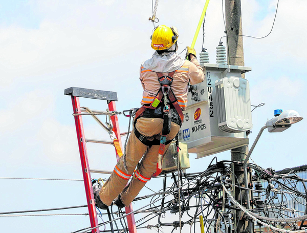 El alumbrado público de Cali cuenta con más de 180.000 luminarias. No hay ni la mitad con luces LED o blancas.