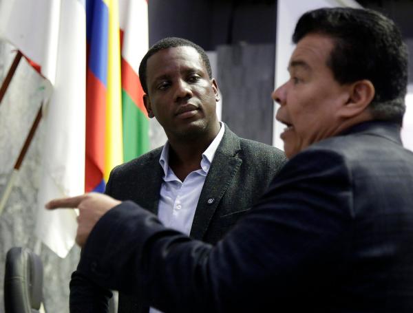 El gerente general de Emcali, Roger Mina, y el concejal Roberto Ortiz.
