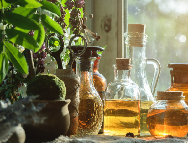 Los aceites esenciales pueden ser preparados en casa, siguiendo un proceso sencillo que incluye hojas de plantas, alcohol y un baño maría.