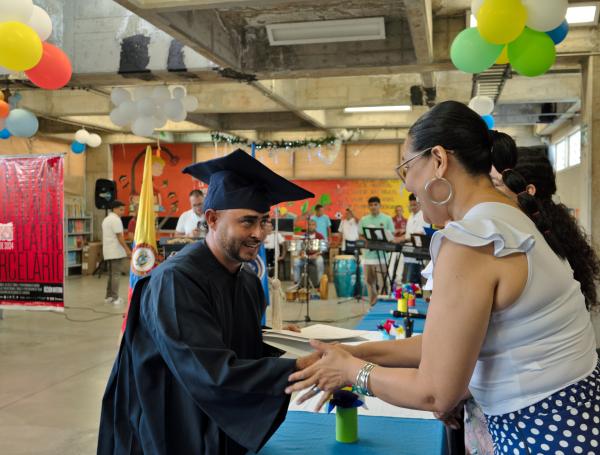 Internos de la cárcel de Tuluá graduados por la Universidad de Los Andes