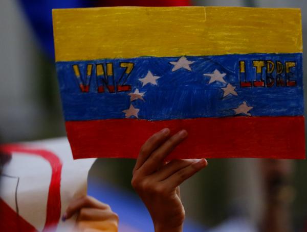 Ciudadanos venezolanos adelantan una vigilia en el Parque de Las Luces de Medellín.