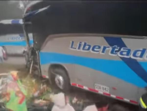 Aparatoso accidente de bus y camión en vía Tunja - Bogotá deja heridos ...