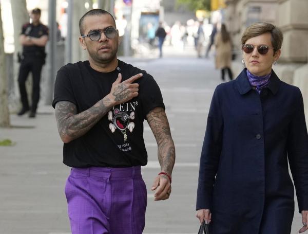 El exfutbolista Dani Alves, junto a su abogada Inés Guardiola a su salida de la Audiencia de Barcelona.
