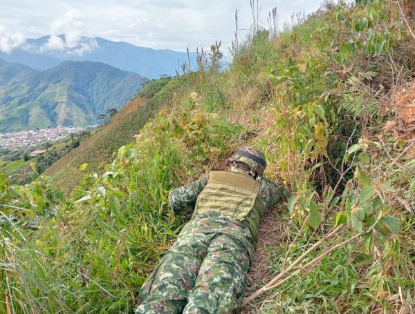Soldados de la Tercera División del Ejército en operativos para desactivar explosivos.