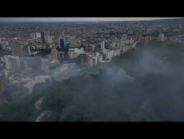 Emergencia por voraz incendio en el cerro de las Tres Cruces de Cali, este 24 de julio.
