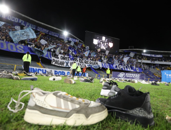 Hinchas de Millonarios protestan ante el pésimo momento del equipo ...
