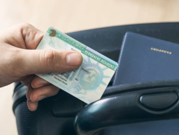 Entra en vigor norma que complica la 'Green Card' en Estados Unidos a personas con residencia legal por 'carga pública'