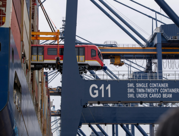 Primer tren del metro de Bogotá siendo descargado en el puerto de Cartagena