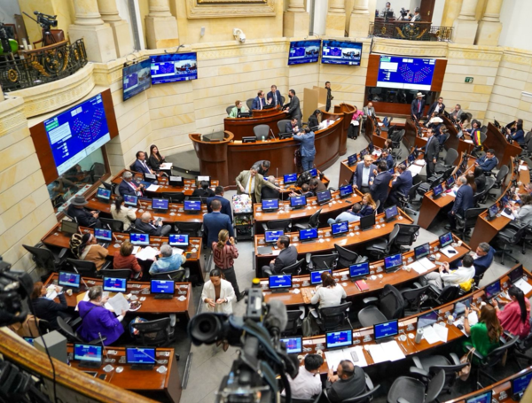 Los senadores están discutiendo proyectos de ley previo a la elección.