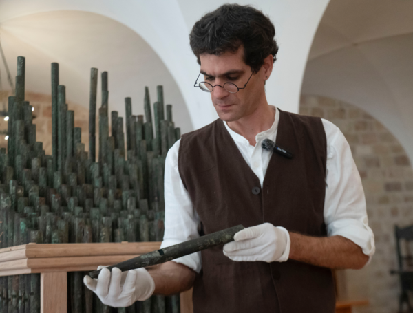 El musicólogo español David Catalunya, investigador del Instituto Complutense de Ciencias Musicales, consiguió hacer este martes lo que nadie había logrado antes que él: hacer sonar en Jerusalén el órgano más antiguo de la cristiandad tras más de 800 años en silencio.