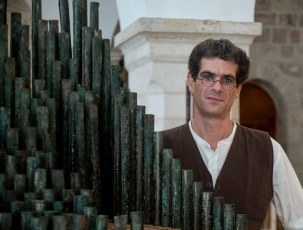 El musicólogo español David Catalunya, investigador del Instituto Complutense de Ciencias Musicales, consiguió hacer este martes lo que nadie había logrado antes que él: hacer sonar en Jerusalén el órgano más antiguo de la cristiandad tras más de 800 años en silencio.