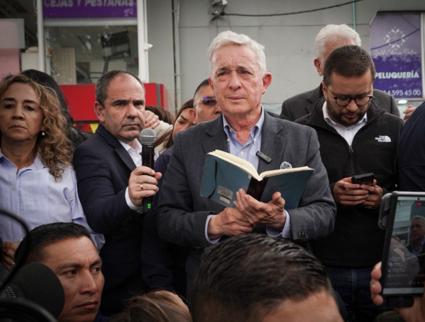 El director del Centro Democrático, Gabriel Vallejo, dio el anuncio de la posible candidatura de Uribe.