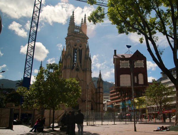 Obra 'Arrancada de ra??z', del artista argentino Leandro Erlich en la plazoleta de la Bas??lica de Nuestra Se??ora de Lourdes, en Chapinero