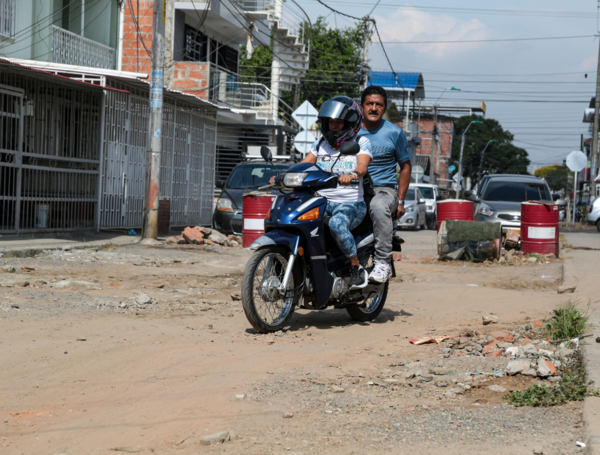 Durante la visita a Villacolombia, el alcalde habló de los arreglos de las vías de Cali.