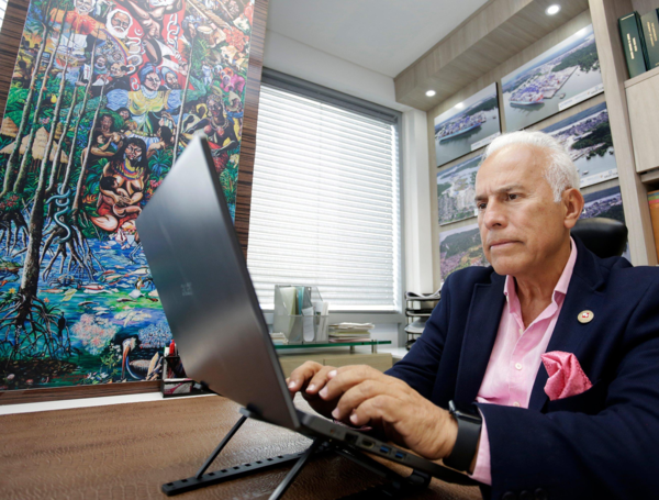 El empresario caleño Óscar Isaza Benjumea, en firma con empresa de Bélgica.