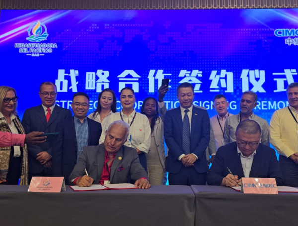 El empresario Óscar Isaza, en la consolidación de contrato con empresa china CIMC Enric