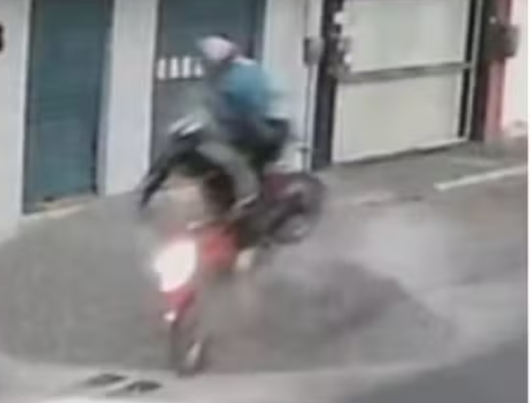 La víctima viajaba de acompañante en la moto conducida por su esposo,