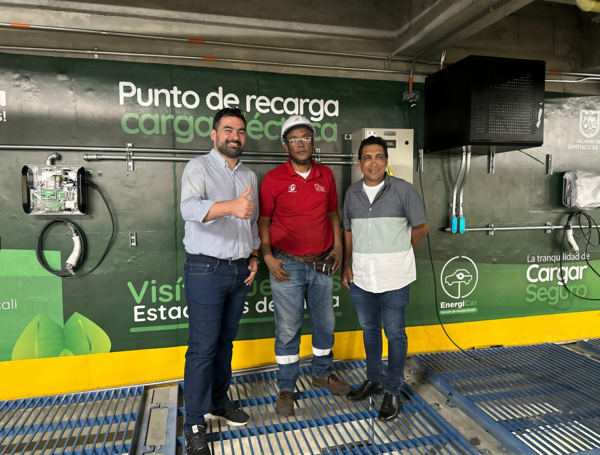 Uno de los puntos de carga de Emcali para carros eléctricos.