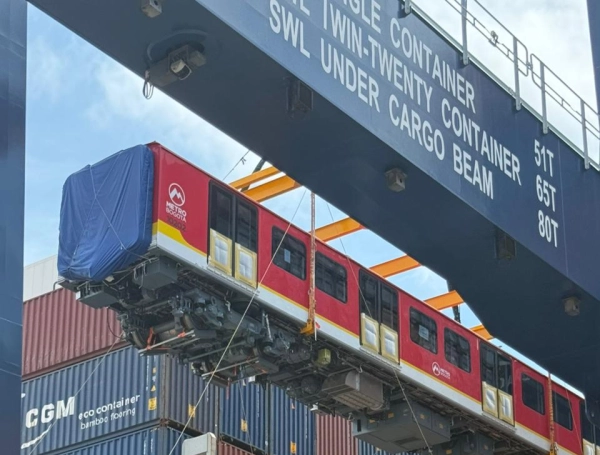 Vagón del segundo tren del Metro de Bogotá en el puerto de Cartagena.