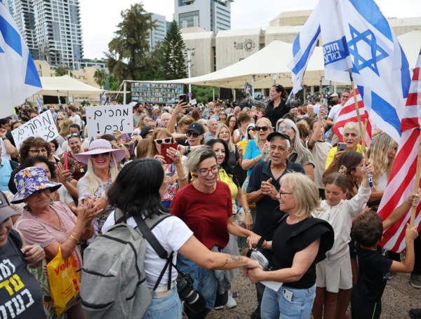 Israelíes celebran la firma del acuerdo para poner fin a la guerra en Gaza