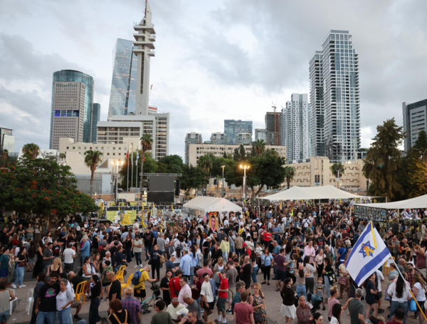 Israelíes celebran la firma del acuerdo para poner fin a la guerra en Gaza