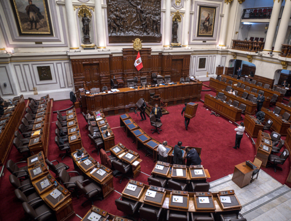 Congreso del Perú discute mociones de vacancia contra Dina Boluarte.