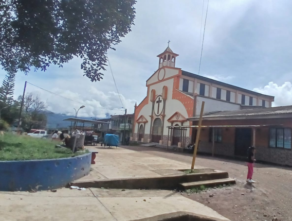 El parque central frente a la parroquia Divino Niño.