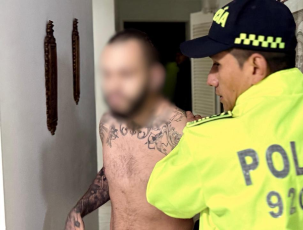 Las pesquisas señalan a Lukas Giraldo Betancur como el cabecilla del entramado criminal. Este hombre, con doble nacionalidad y residencia en Europa, habría financiado la obtención de pasaportes, visas, tiquetes y hospedajes para las víctimas. Además, usaba su condición migratoria para elaborar cartas de invitación falsas, con las que facilitaba el ingreso de las mujeres a países como Malta y Croacia.