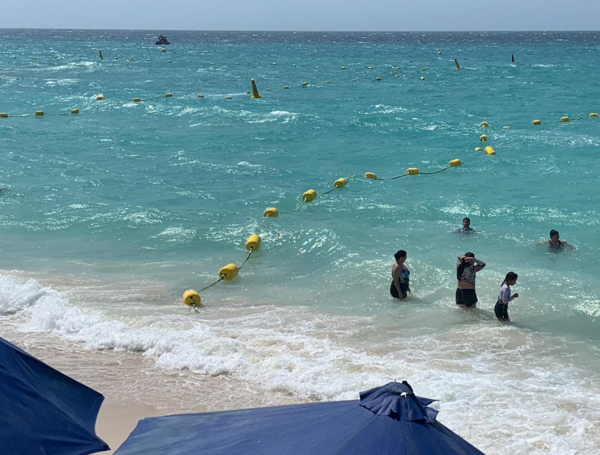 Señalización de Playa Blanca en la isla de Barú