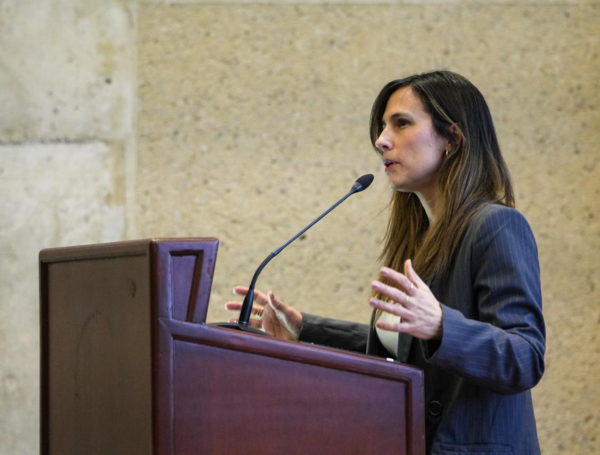 Helena Ur??n en lanzamiento de la Fundaci??n Carlos H. Ur??n.