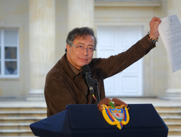 President Gustavo Petro with the declassification decree of the DAS archive.