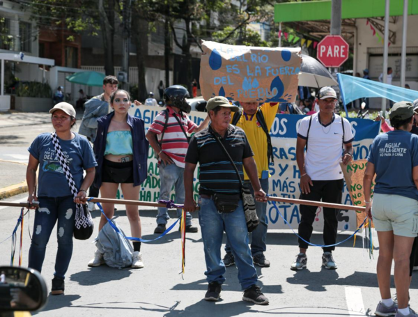 Protesta que empezó en el CAM y se desplazó luego al oeste terminó en bloqueo a la portada al mar, en Cali.